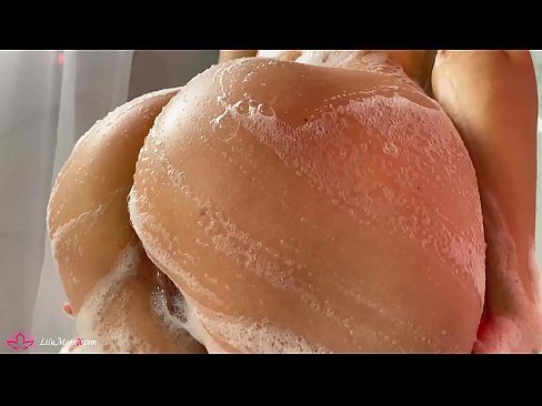 ❤️ 布鲁内特在淋浴时用振动器自慰阴部达到强烈的高潮 Sex video