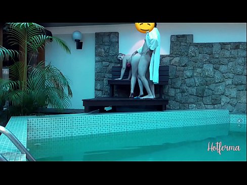 ❤️ 老板邀请女佣去泳池,却忍不住要来个热辣的 Sex video