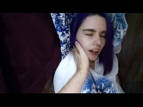 ❤️ 在衣柜里发现我的妹妹并帮助她射精 Sex video